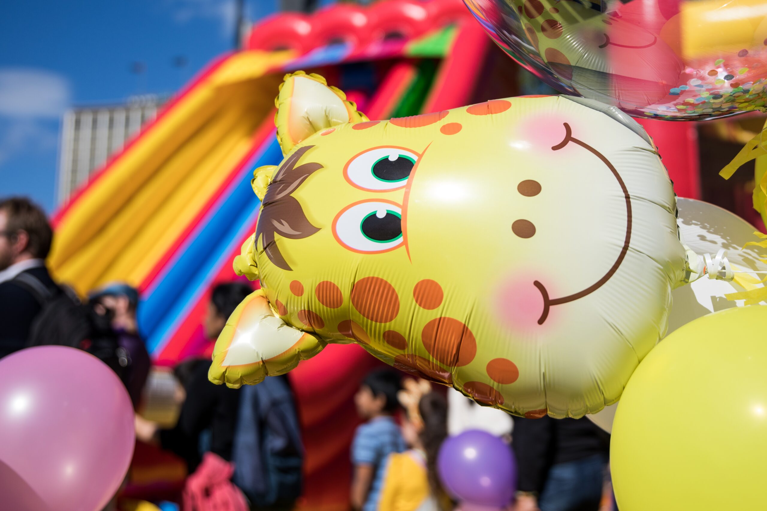 big-smiley-yellow-giraffe-balloon-at-a-carnival-on-2025-02-22-17-19-58-utc